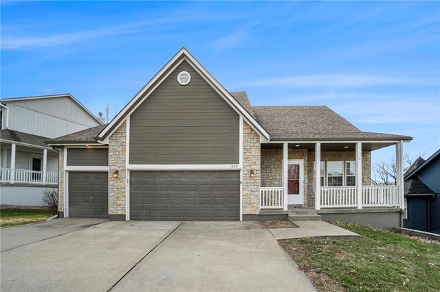 800 Red Maple Dr, Liberty, MO 64068