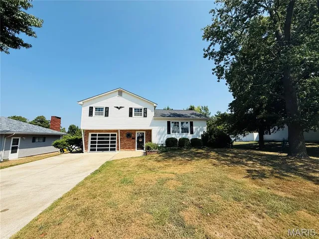 593 W  Hill St, Nashville, IL 62263