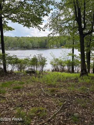 1 E  Thirteen Shore Rd, Hawley, PA 18428