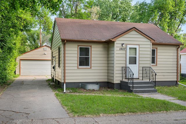 1907 2nd Ave N, Grand Forks, ND 58203