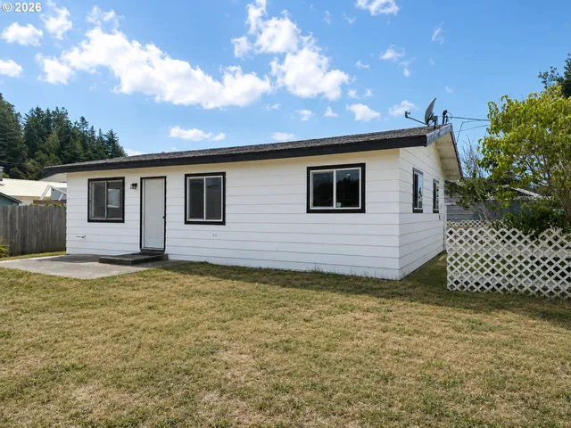 105 S  8th St, Lakeside, OR 97449