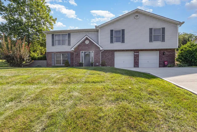 18632 Whispering Woods Dr, Lawrenceburg, IN 47025