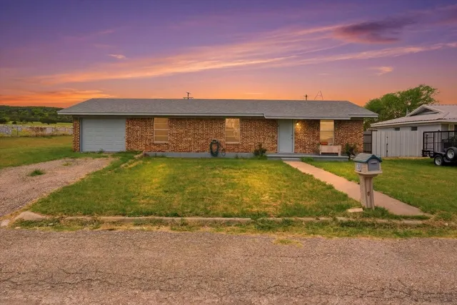 927 S  Avenue H, Clifton, TX 76634