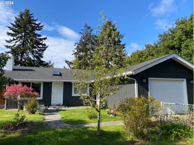 2045 19th St, Florence, OR 97439