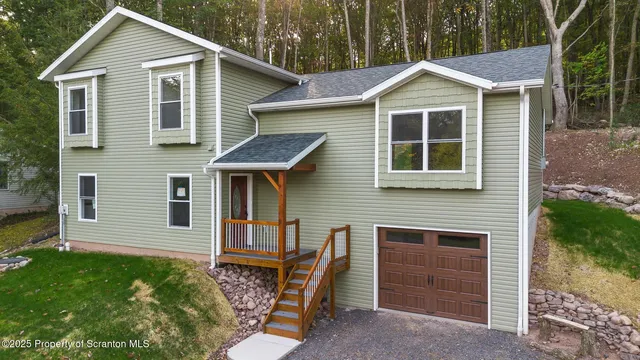 57 Edge Rock Dr, Drums, PA 18222