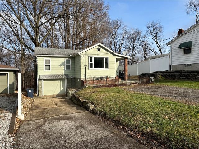 2275 Emerald Dr, Akron, OH 44312