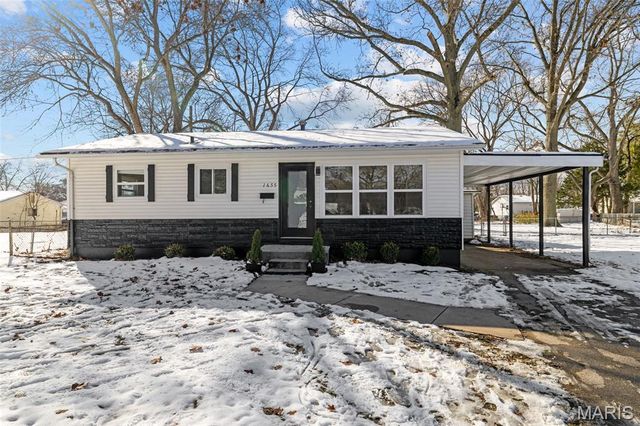 1655 Fenmore Dr, Florissant, MO 63031
