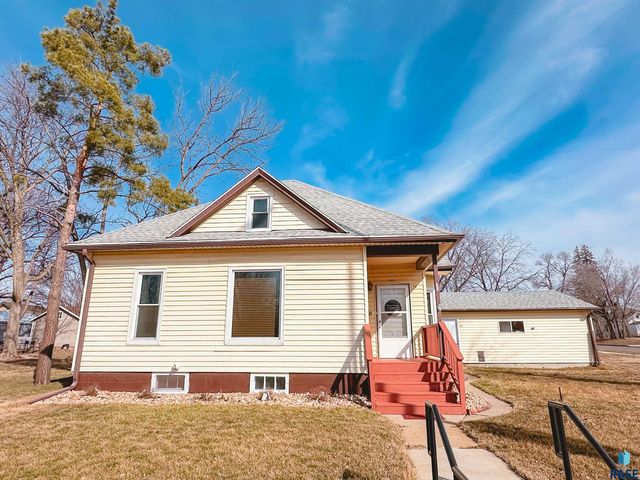502 NW 2nd St, Madison, SD 57042