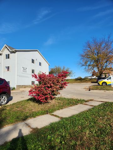 2210 9th St #4, Coralville, IA 52241