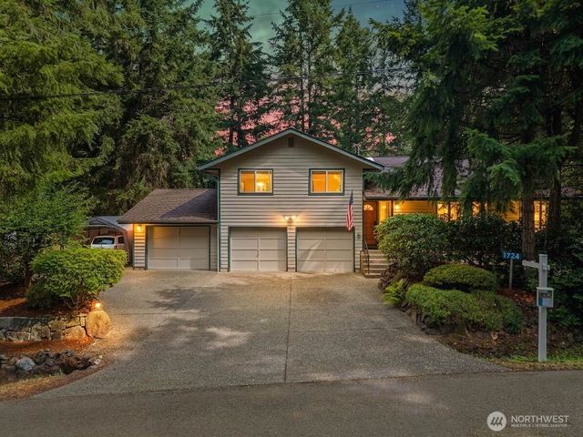 1724 NW Palmer Lane, Bremerton, WA 98311