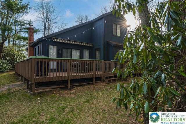 112 Crazy Horse Ct, Long Pond, PA 18334