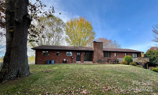 165 Strawberry Ln, Clyde, NC 28721
