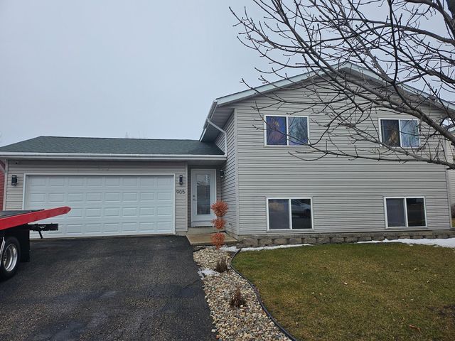 905 7th Ave NW, Hutchinson, MN 55350