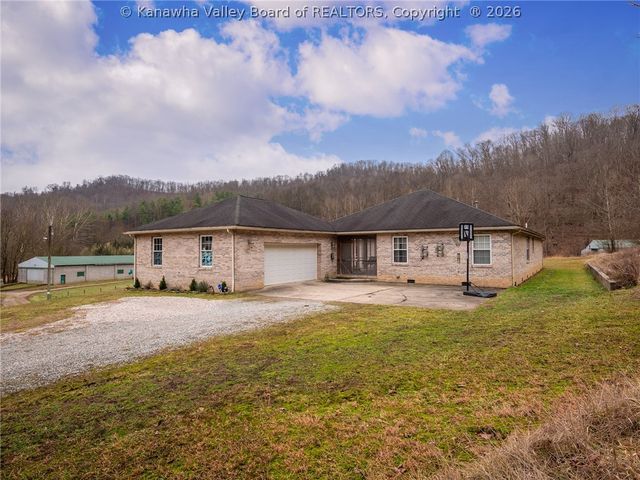 634 Hitch N Go Ln, Elkview, WV 25071