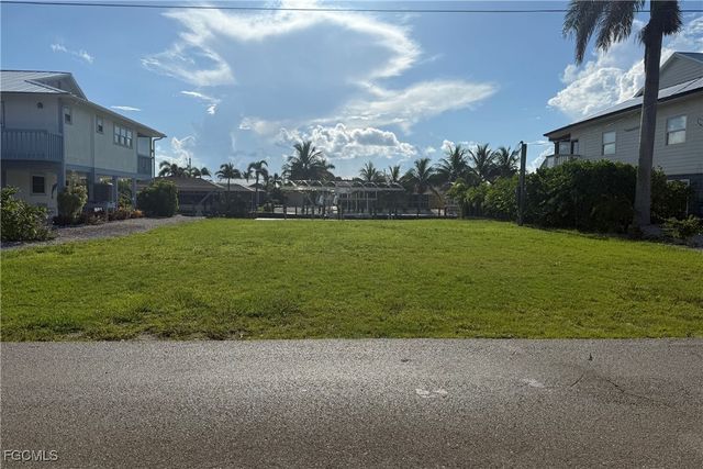 2480 Sycamore St, Saint James City, FL 33956