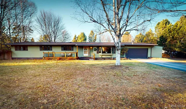201 Cedar Ln, Marquette, MI 49855