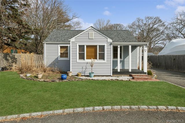 31 Grove St #A, Sayville, NY 11782