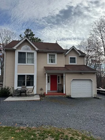 1104 Maple Lake Dr, Bushkill, PA 18324
