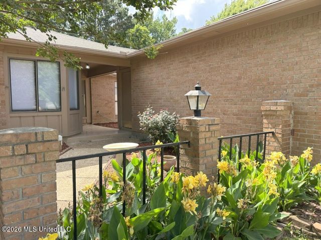 62 Shore Dr, Clinton, MS 39056