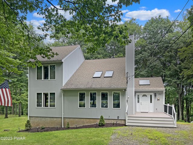 102 Eagle Crest Rd, Greentown, PA 18426