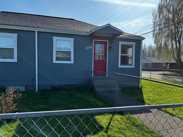 1202 N  3rd Ave, Kelso, WA 98626