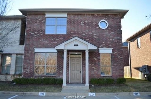 223 Forest Dr, College Station, TX 77840