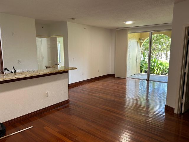 2516 Centergate Dr #102, Hollywood, FL 33025