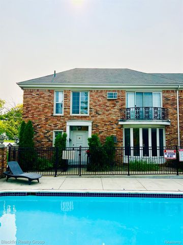 2356 W  14 Mile Rd, Royal Oak, MI 48073