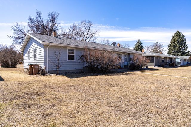 1207 20th St NW, East Grand Forks, MN 56721