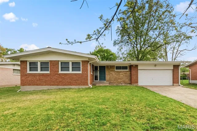 2100 Argo Dr, Florissant, MO 63031