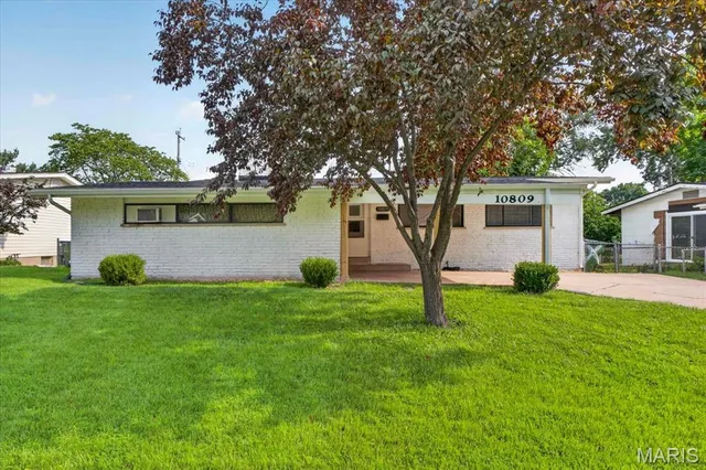 10809 Ridgecrest Dr, Saint Ann, MO 63074