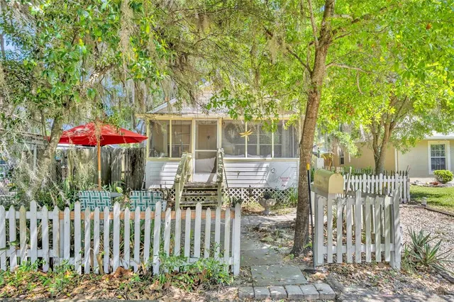 140 N  Johns St, Mount Dora, FL 32757