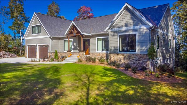 120 Pineview Dr, Marquette, MI 49855