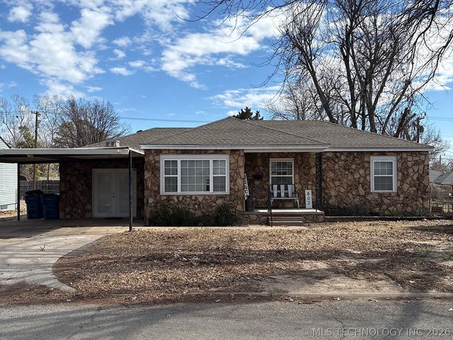 802 S  Howerton Ave, Cushing, OK 74023