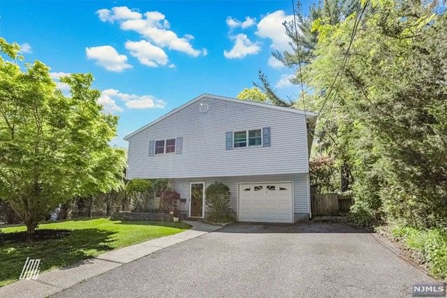 85 Hardenburgh Ave, Demarest, NJ 07627