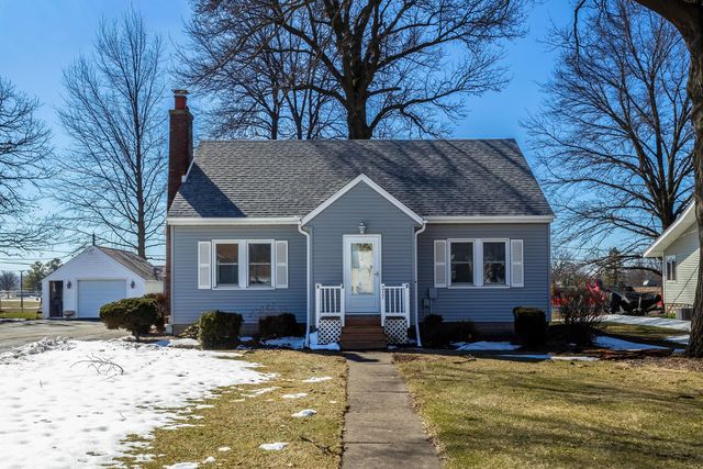 317 W  Leclaire Rd, Eldridge, IA 52748