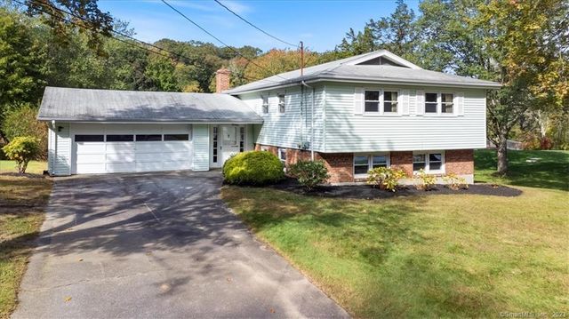 30 Meadow Dr, Gales Ferry, CT 06335
