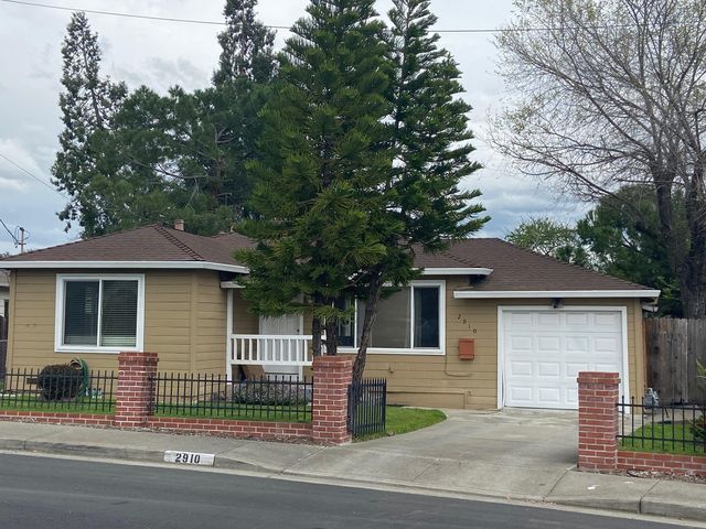 2910 Knoll Dr, Concord, CA 94520