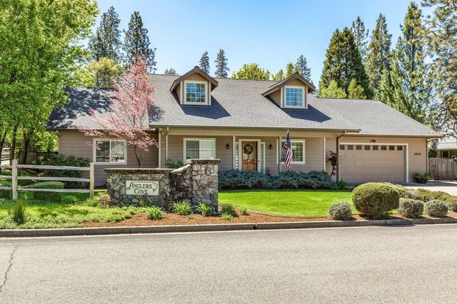 1025 Anglers Pl, Shady Cove, OR 97539
