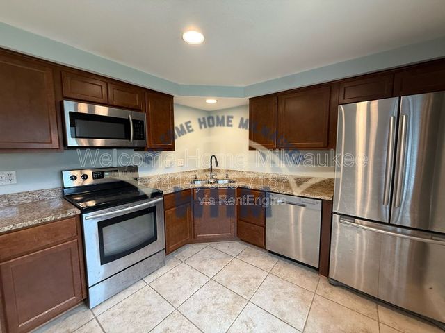 4248 S  5th St, Milwaukee, WI 53207