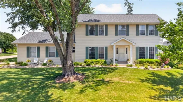 2 Democracy Cir, O'Fallon, MO 63368