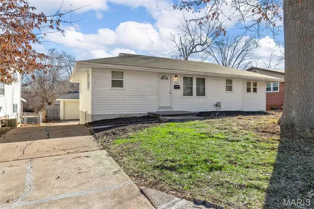 212 Millman Dr, Saint Louis, MO 63135