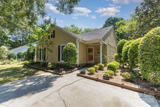 2605 Hillmont Dr, Charlotte, NC 28226