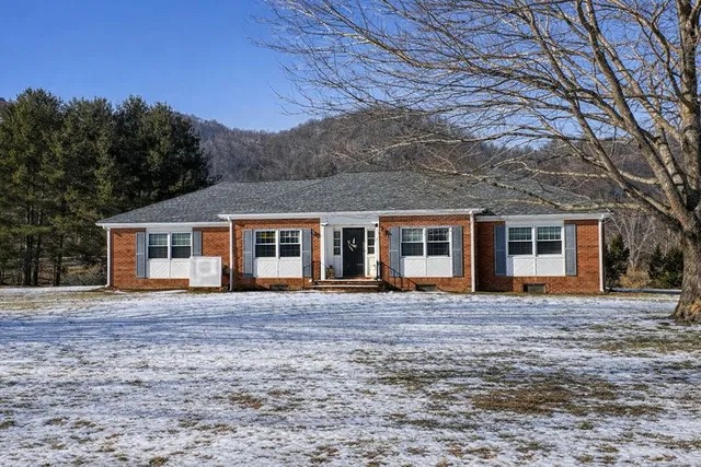 2901 Witten Valley Rd, Tazewell, VA 24651