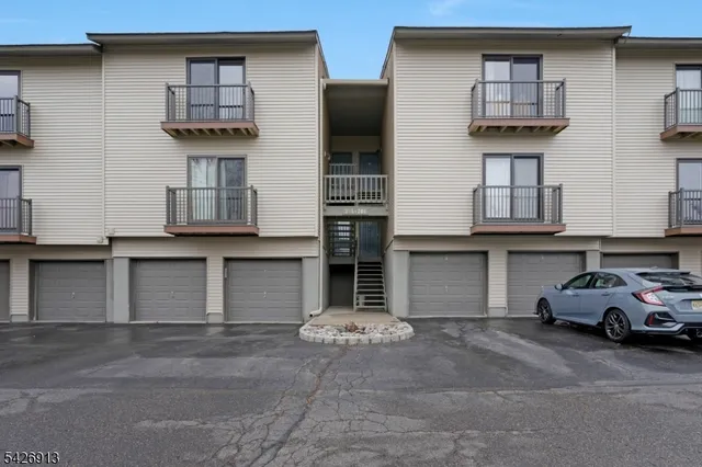 206 Spruce Hills Dr BLDG 200 #206, Glen Gardner, NJ 08826
