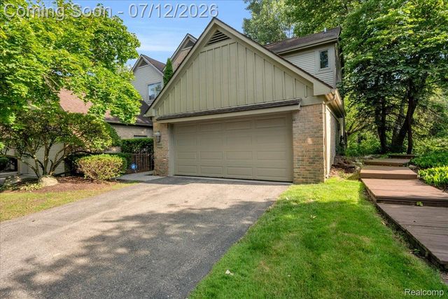 37418 Legends Trail Dr, Farmington, MI 48331