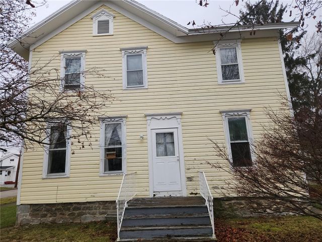 23 Clinton St, Warsaw, NY 14569