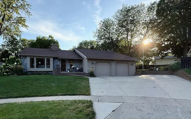207 Valley Dr, Yankton, SD 57078
