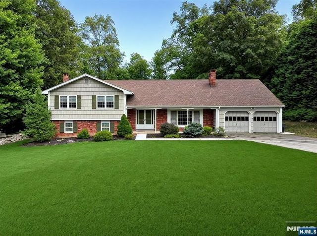 5 Powderhorn Dr, Kinnelon, NJ 07405