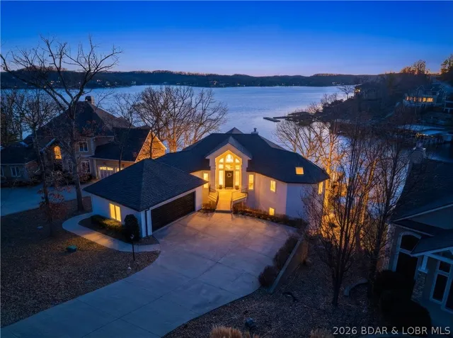 1330 Palisades Dr, Four Seasons, MO 65049